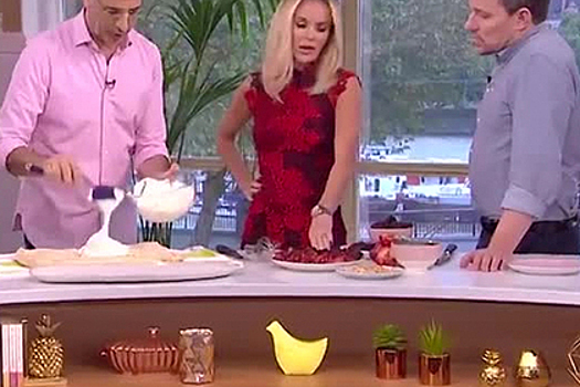 Телеведущая слизала упавшие на пол взбитые сливки