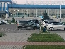 В аэропорту Благовещенска сняли колёса с автомобиля, владелец которого улетел из города