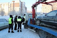 Сотрудники ГИБДД Барнаула помогли водителям, попавшим в беду в мороз