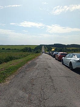 В Сарапульском районе образовалась огромная пробка при въезде на фестиваль «Улетай»