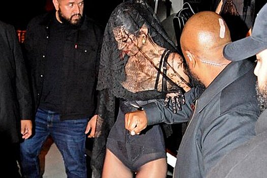 Кендалл Дженнер прошлась по улице в нижнем белье