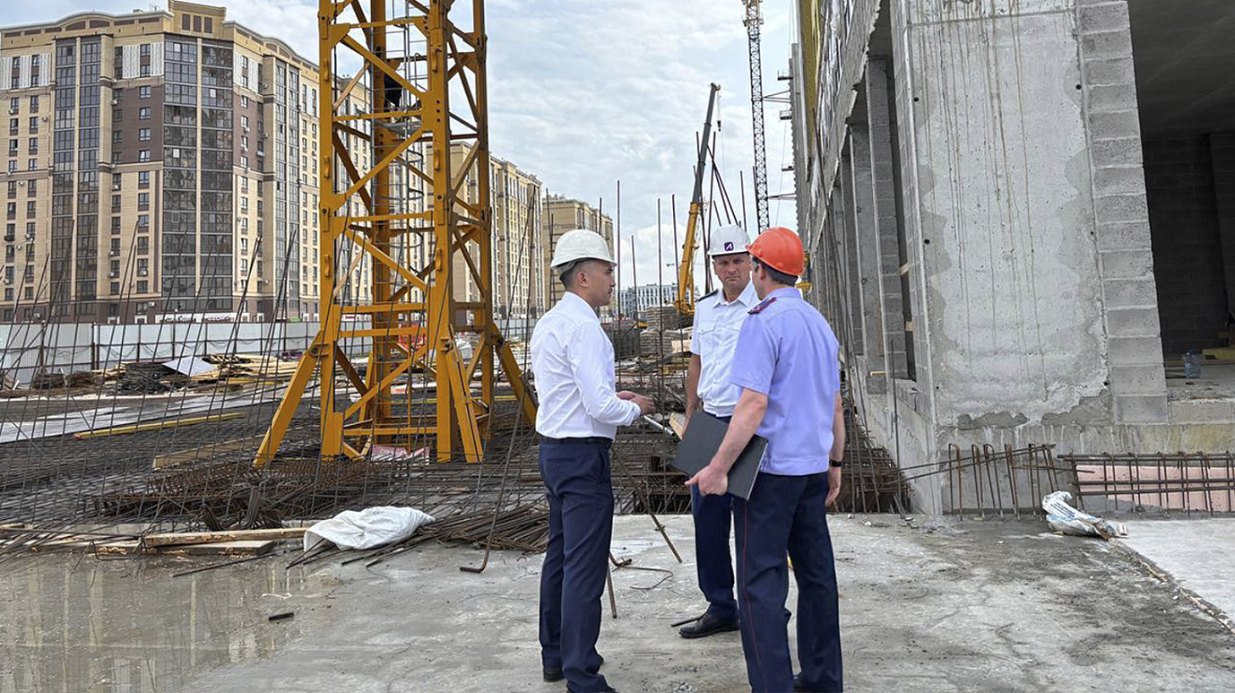 Трое рабочих погибли при ЧП на стройплощадке в Тюмени
