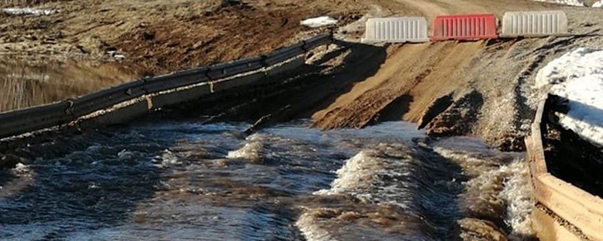 В Киясовском районе Удмуртии из-за паводка закрыли движение по аварийному мосту