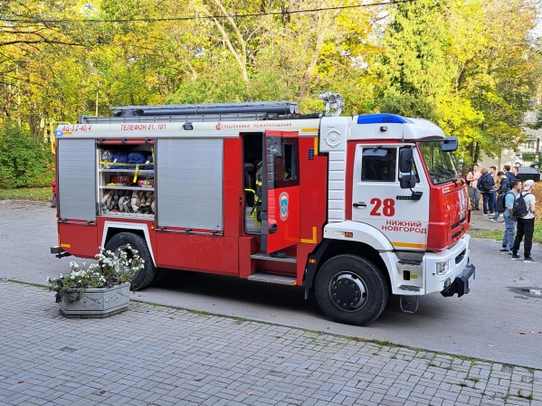 В Екатеринбурге загорелся жилой дом: пожарные эвакуировали 70 человек