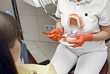 Как правильно чистить зубные импланты? Рекомендации стоматолога