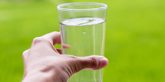 Диетолог развенчала миф об обязательном употреблении двух литров воды в день