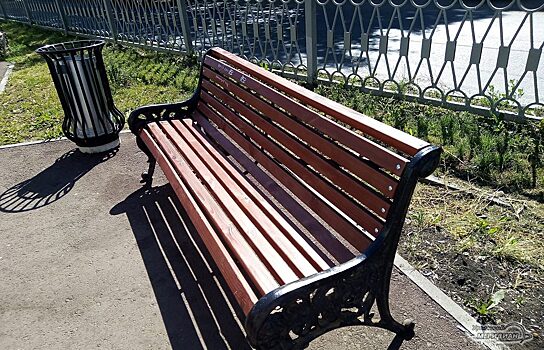 В Екатеринбурге возле Ельцин-центра появились именные скамейки