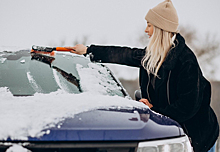 Автоэксперт Соловьёв посоветовал обязательно чистить колёса машины от снега