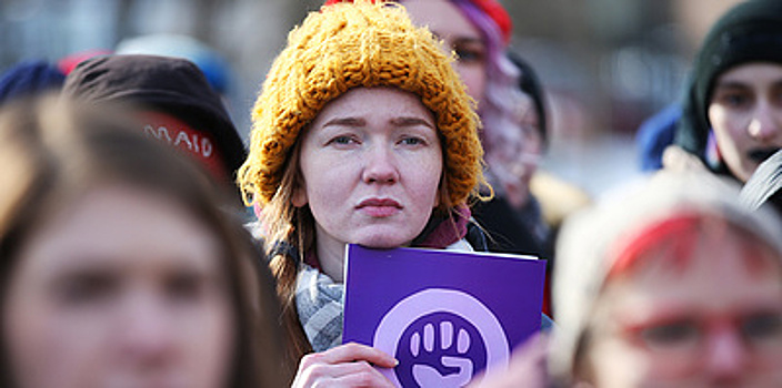 Треть россиян поддерживают феминизм. Это много или мало? И зачем он нужен?