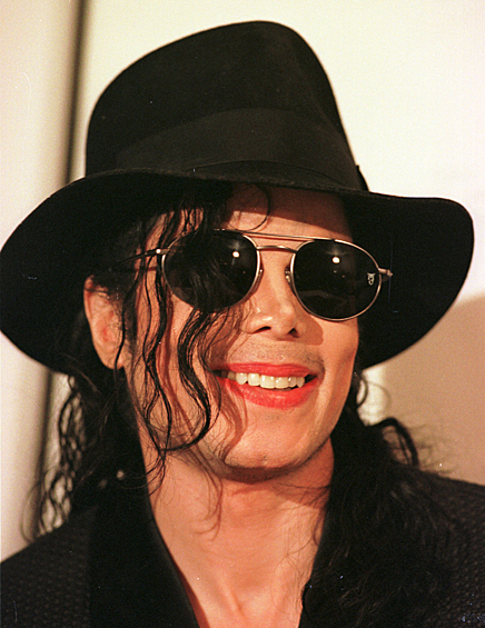 Певец Майкл Джексон (умер в 2009 г.) получил прибыль в размере $75 млн