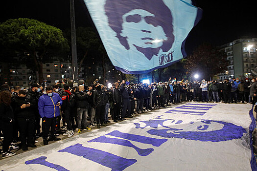 Фанаты "Наполи" красочно почтили память Марадоны