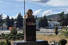 В Южной Осетии установили бюст поэта Расула Гамзатова