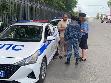 Кемеровчанин с гигантскими долгами попал в засаду приставов около кемеровского парка