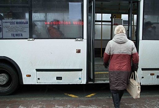 В Омске водитель пассажирского автобуса влетел в легковушку, в которой ехал ребенок