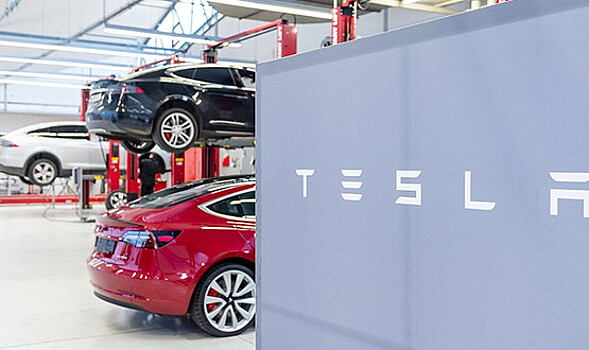 Tesla снижает цены и закрывает магазины