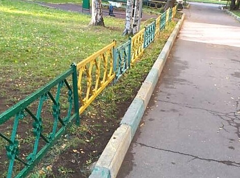 Специалисты «Жилищника» докрасили ограду газона на 1-ой улице Текстильщиков
