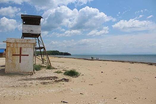 «Два человека за 1,5 часа». Трагедию на главном пляже Приморья обсуждают в Сети