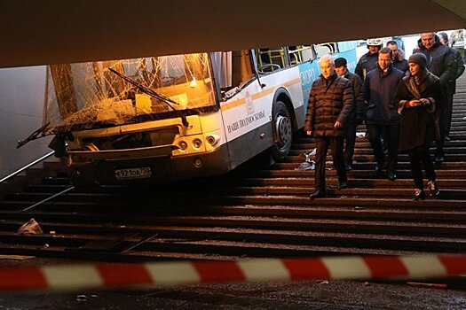 Авария на «Славянском бульваре»: водитель не справился с управлением