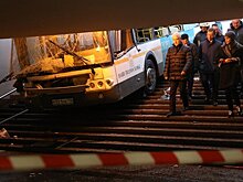 Авария на «Славянском бульваре»: водитель не справился с управлением