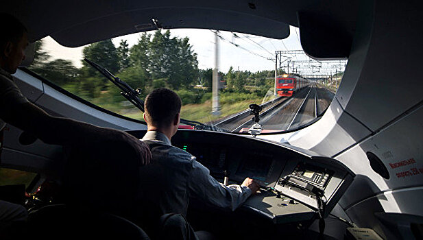 В России одобрили введение пошлины за выдачу "прав" на управление поездом