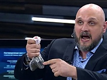 Политолога пытались заставить целовать землю Украины