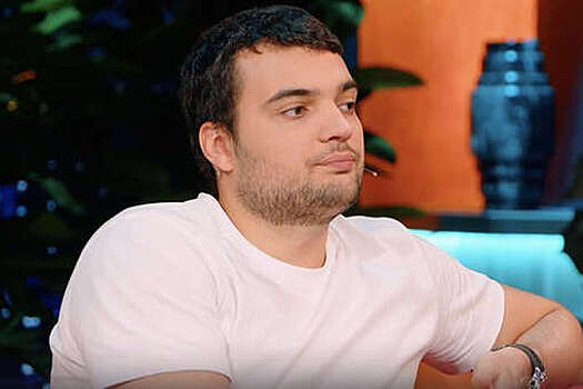 Стендап-комик Артем Винокур признался, что мать смеется над его шутками о семье