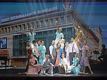 В честь 90-летия Свердловская музкомедия и ее поклонники обменялись подарками