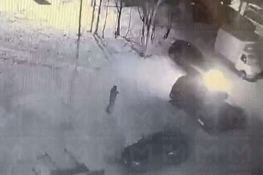 Под Санкт-Петербургом двое злоумышленников подожгли "УАЗ Патриот" военного