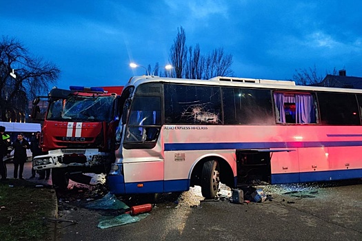 В Пятигорске экскурсионный автобус с детьми столкнулся с пожарной машиной