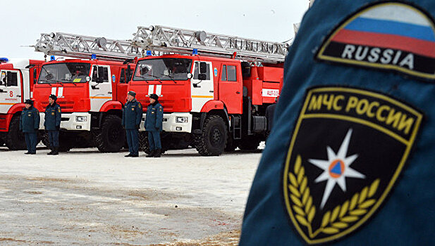 Восемь пожарных машин тушат здание в Петербурге