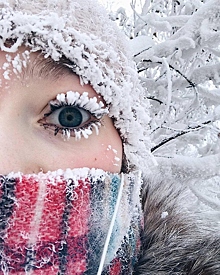 Якутянка повторила своё знаменитое фото с замёрзшими в -50 ресницами