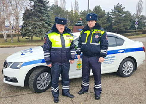 Госавтоинспекторы Краснодарского края оказали доврачебную помощь водителю, пострадавшему в дорожно-транспортном происшествии