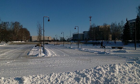 Установка елки на Центральной площади Ижевска, приватизация РЖД и массовая эвакуация в школах Дальнего Востока: что произошло минувшей ночью