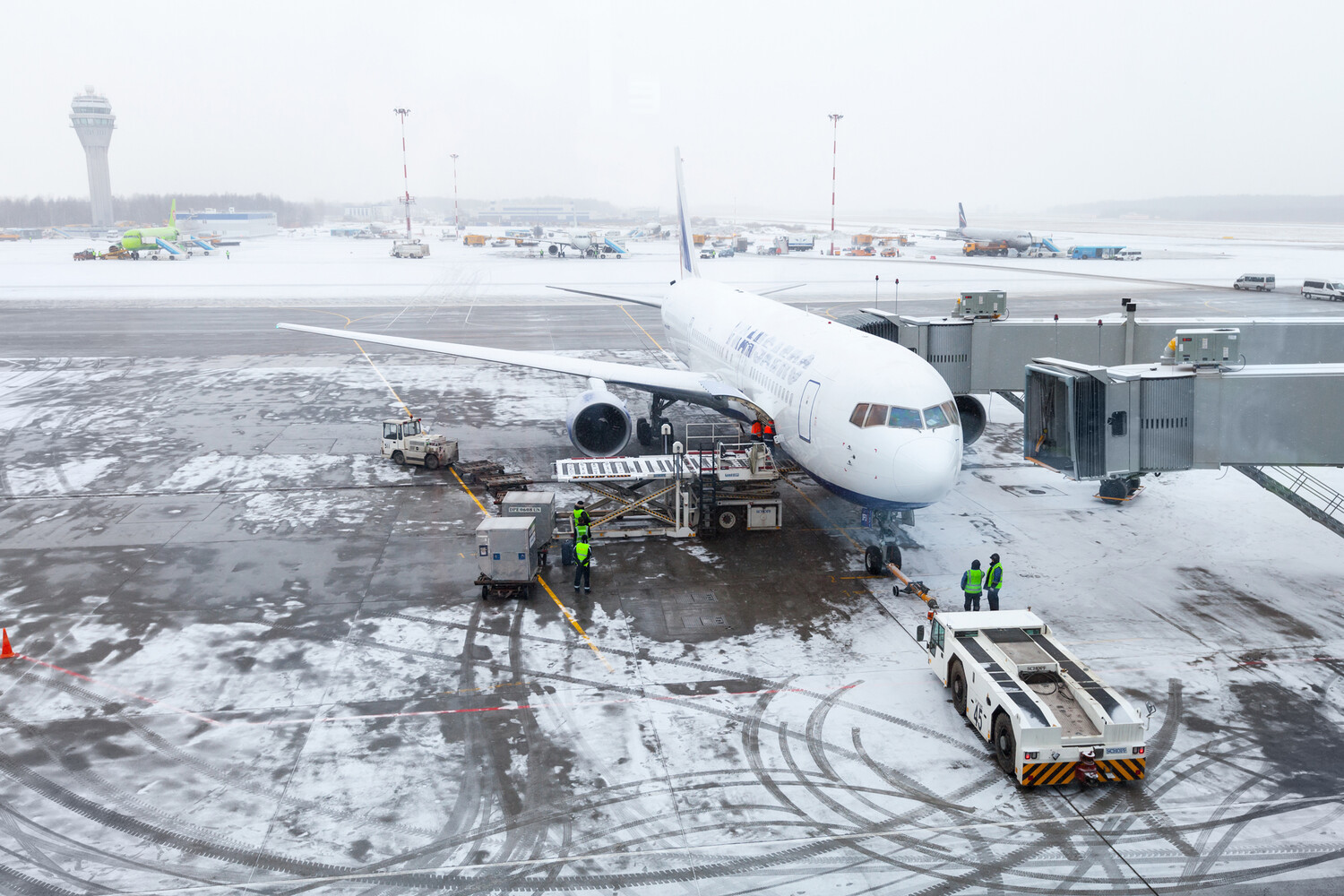 78.ru: самолет застрял в сугробе при выруливании на ВПП в Пулково