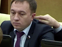 На заседании Госдумы депутат засунул палец в ухо коллеге
