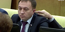 На заседании Госдумы депутат засунул палец в ухо коллеге