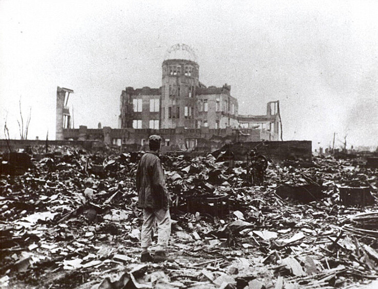  Хиросима была выбрана не случайно. Деревянные здания, отсутствие холмов, низкая застройка – все это делало город идеальным полигоном для демонстрации нового оружия.