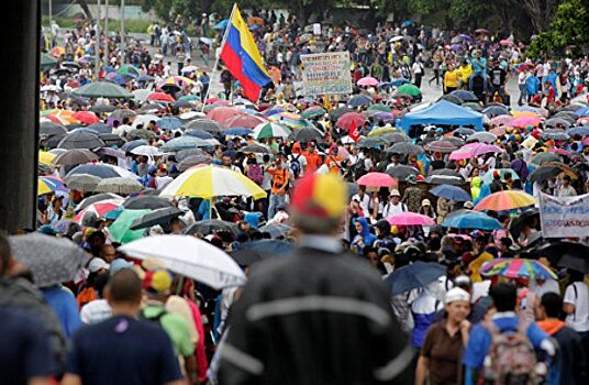 Внедорожник наехал на баррикады демонстрантов в Венесуэле