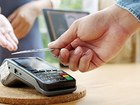 Экономист Зубец: россияне тратят на шоколадки и кофе до 20% своей зарплаты