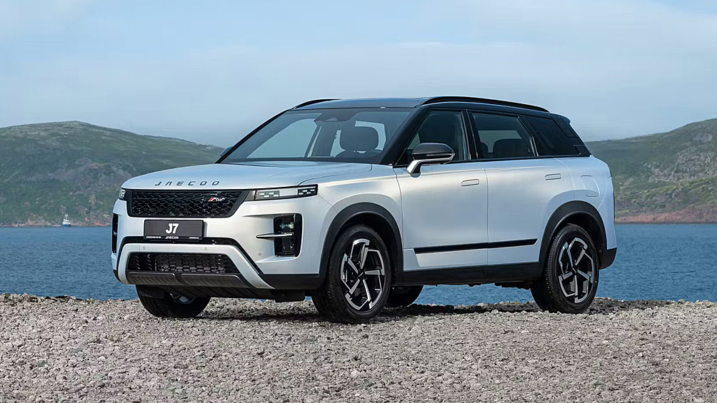 Специально для России марка Jaecoo сделала кроссовер J7 в исполнении Limited Edition, которое подразумевает новый дизайн передней части кузова и переработанный задний бампер, а также иной силовой агрегат. Новинка получила 147-сильный бензиновый турбомотор 1.5 в связке с 6-ступенчатым «роботом» и безальтернативным передним приводом.