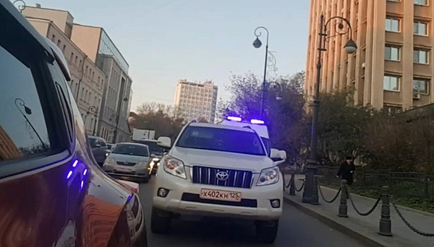 Водитель Land Cruiser отказался уступить дорогу спешащей в больницу скорой
