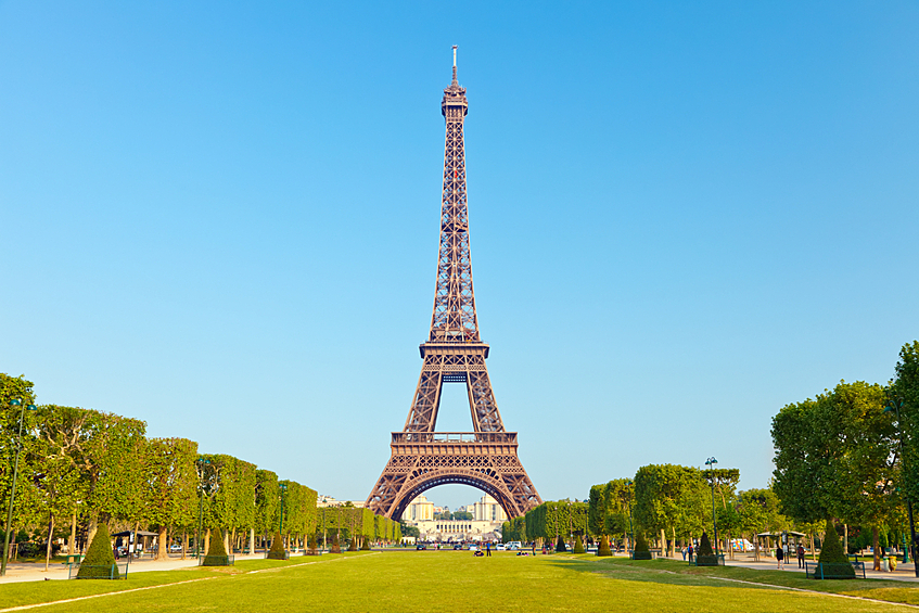 Эйфелева башня в Париже. За впечатлениями на всю жизнь сюда съезжаются туристы из самых разных стран мира. Посмотреть на красоту этого строения хотят многие.