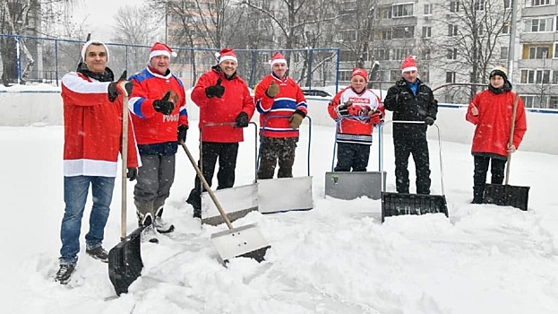 Хоккейная команда «Алтушка» сама заливает лёд на Алтуфьевском шоссе