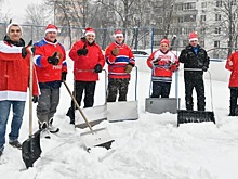 Хоккейная команда «Алтушка» сама заливает лёд на Алтуфьевском шоссе