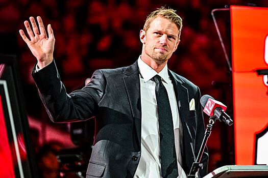 «Каролина» вывела 12-й номер Эрика Стаала и подняла его стяг под своды домашней арены