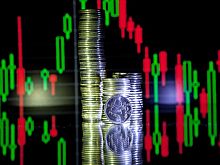 Доллар выше 92 рублей, евро вплотную приблизился к 100