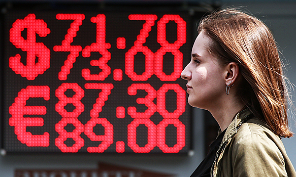 Эксперт рассказал о правильном переводе валют в рубли