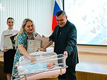 Александр Хинштейн поздравил курянок с Днём матери