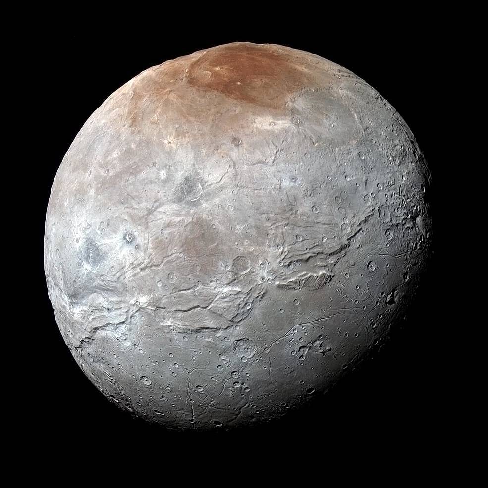 Ученые объяснили странное красное пятно на спутнике Плутона
