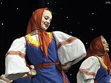 Под звуки балалайки девчата хоровод водили